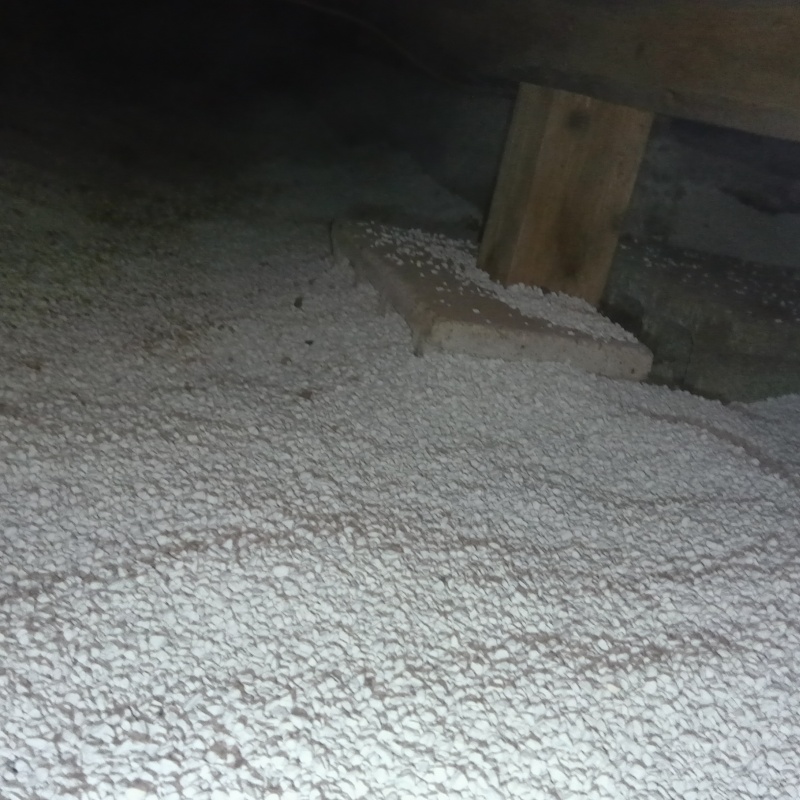 床下に調湿剤を敷いている様子