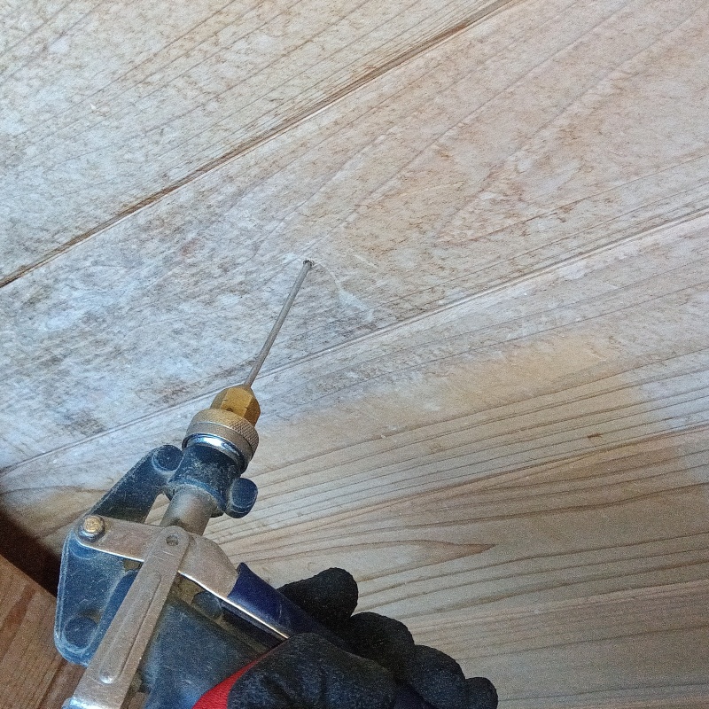 壁材に穴を開けてシロアリ駆除剤を注入