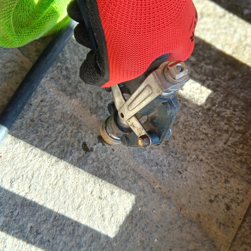 玄関床のコンクリートにシロアリ駆除剤を注入