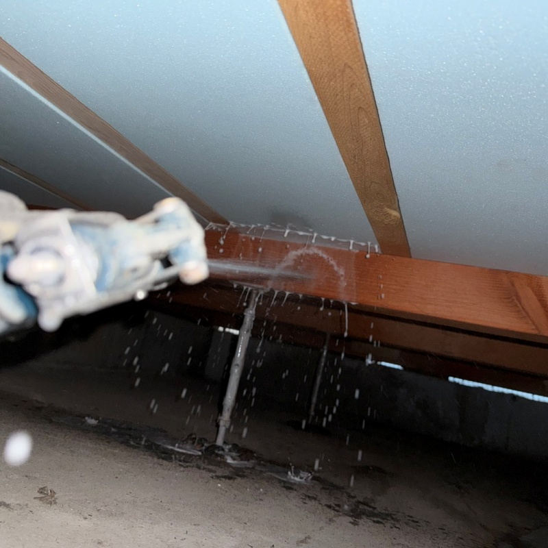 床下木材に防蟻剤を散布