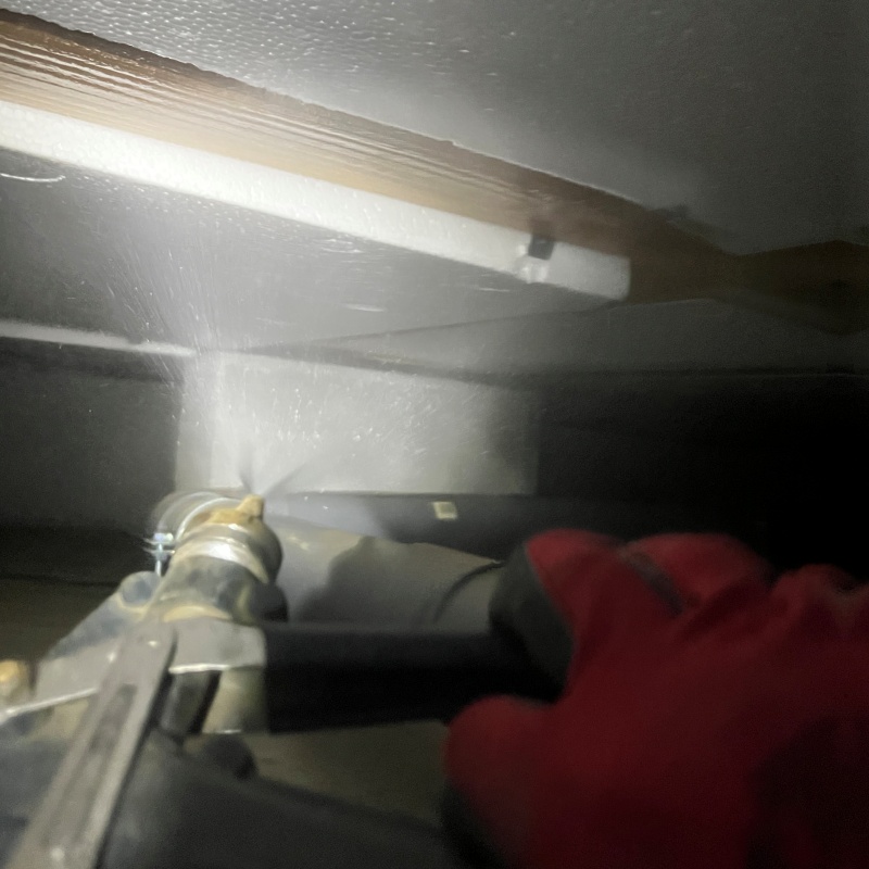 床下木材に防蟻剤を散布