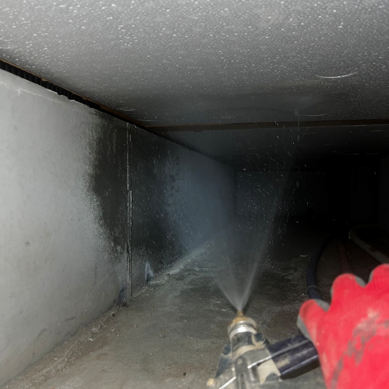 床下基礎のコンクリートに防蟻剤を散布