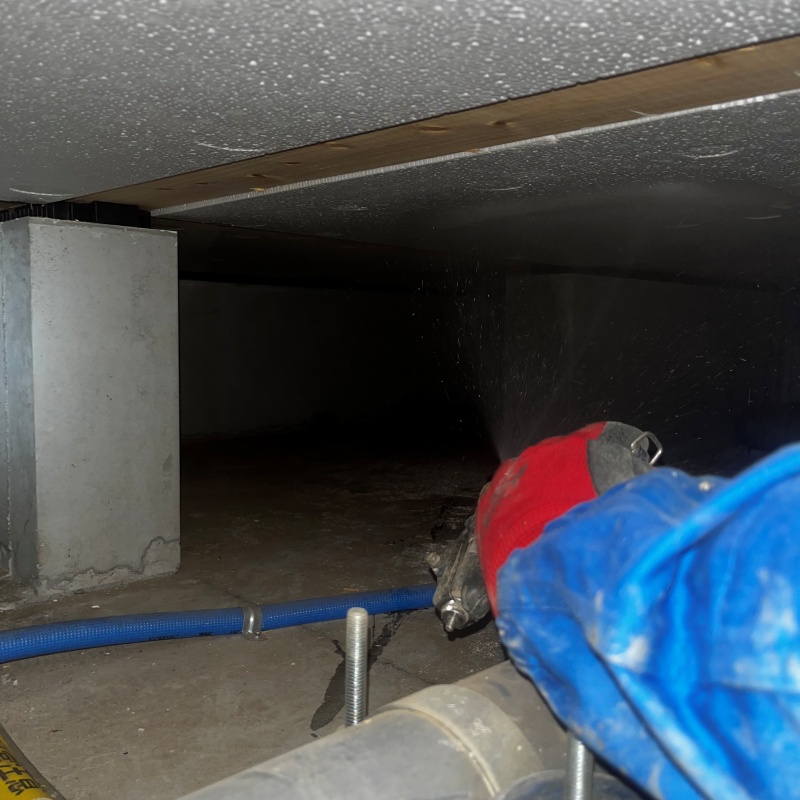 基礎に防蟻剤を吹きつけている様子