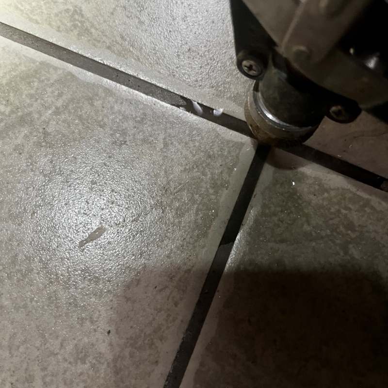 玄関床のタイルの目地に穴を開けて防蟻剤を注入