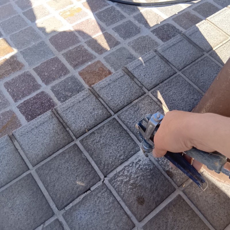 玄関先のタイルの目地に防蟻剤を注入