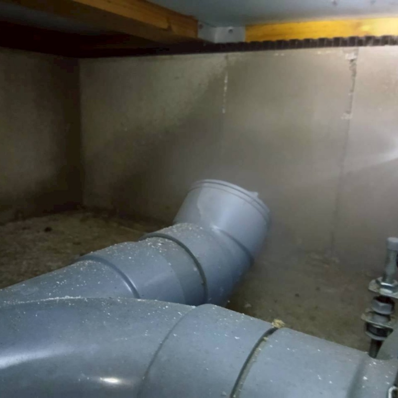 基礎に防蟻剤を散布している様子