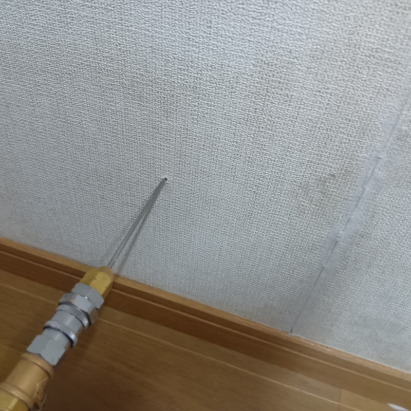 壁内にシロアリ駆除剤を注入している様子