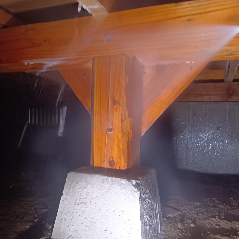 床下木材にシロアリ駆除剤を散布