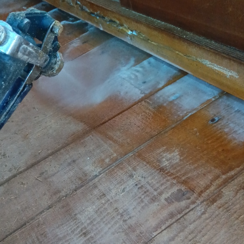 床板にシロアリ駆除剤を散布