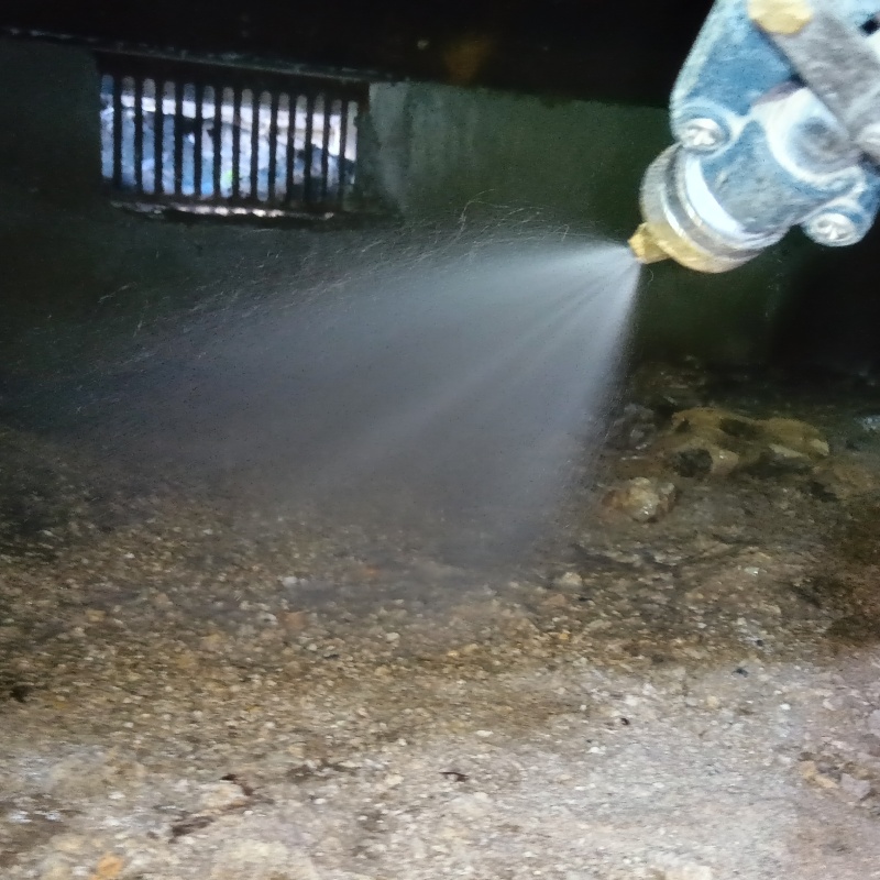 床下の土壌にシロアリ駆除剤を散布