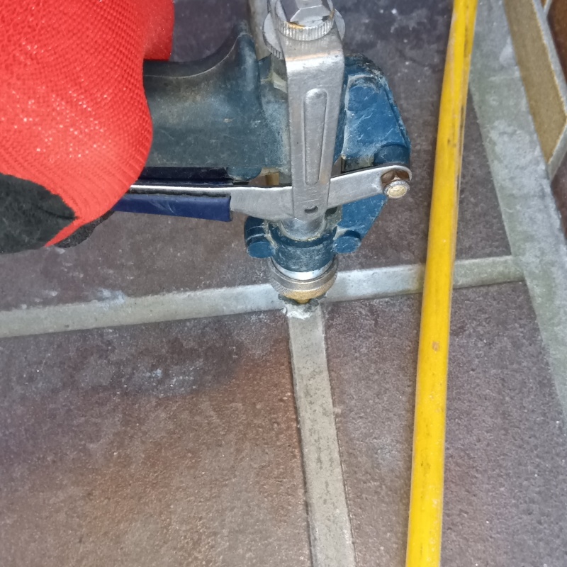 玄関床のタイルの目地からシロアリ駆除剤を注入