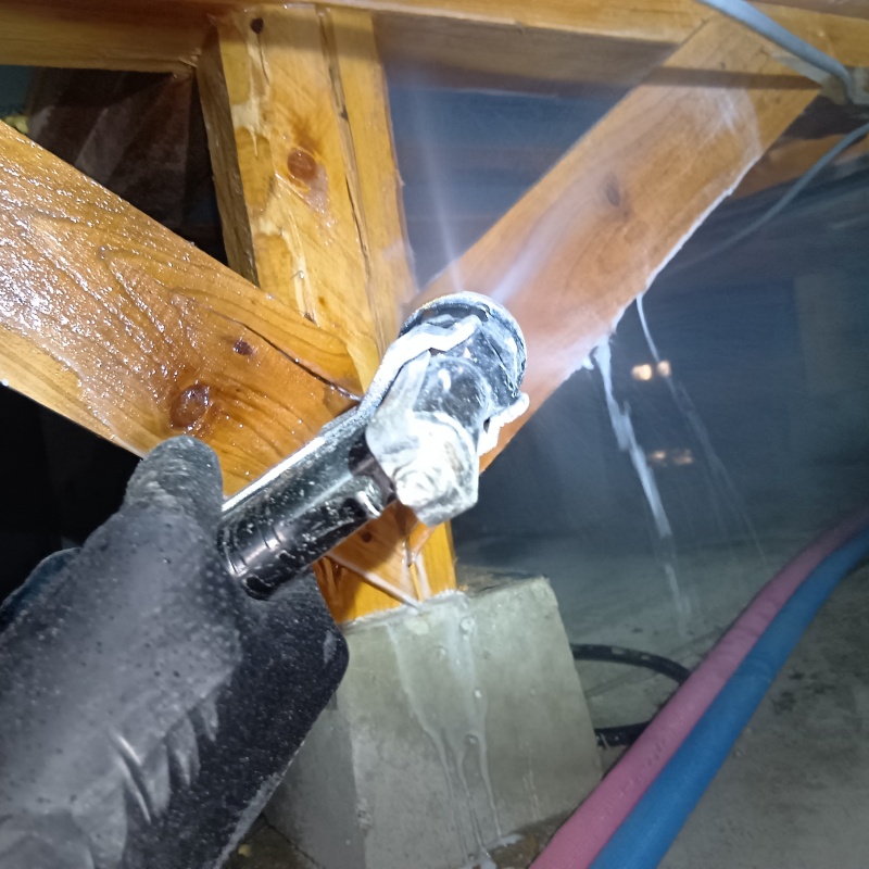 床下木材にシロアリ駆除剤を散布