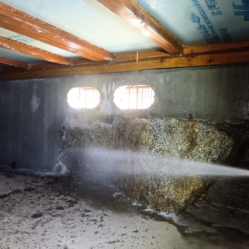 基礎にシロアリ駆除剤を散布