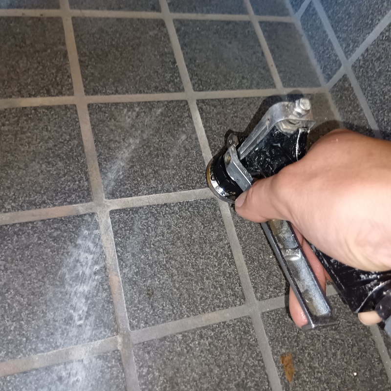 玄関床に穴を開けてシロアリ駆除剤を注入