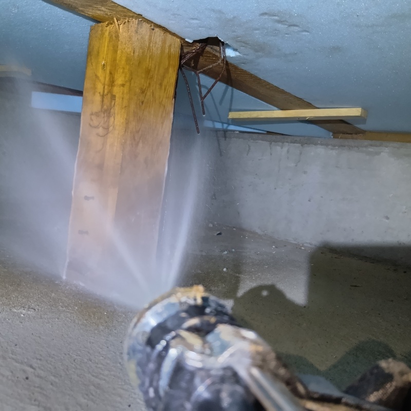 床下の木材に防蟻剤を散布
