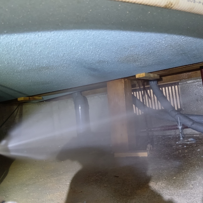 基礎に防蟻剤を散布