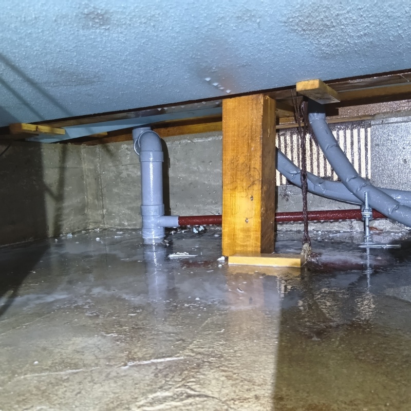 基礎に防蟻剤を散布