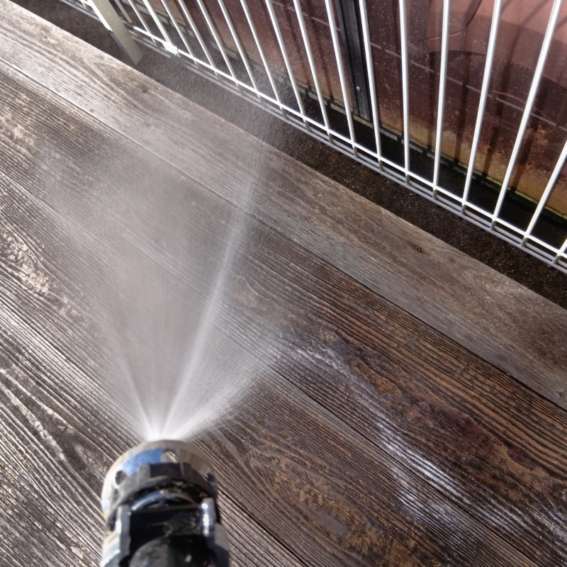 ウッドデッキに防蟻剤を散布