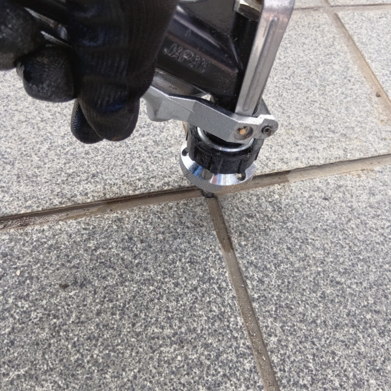 玄関床のタイルの目地に穴を開けて防蟻剤を注入