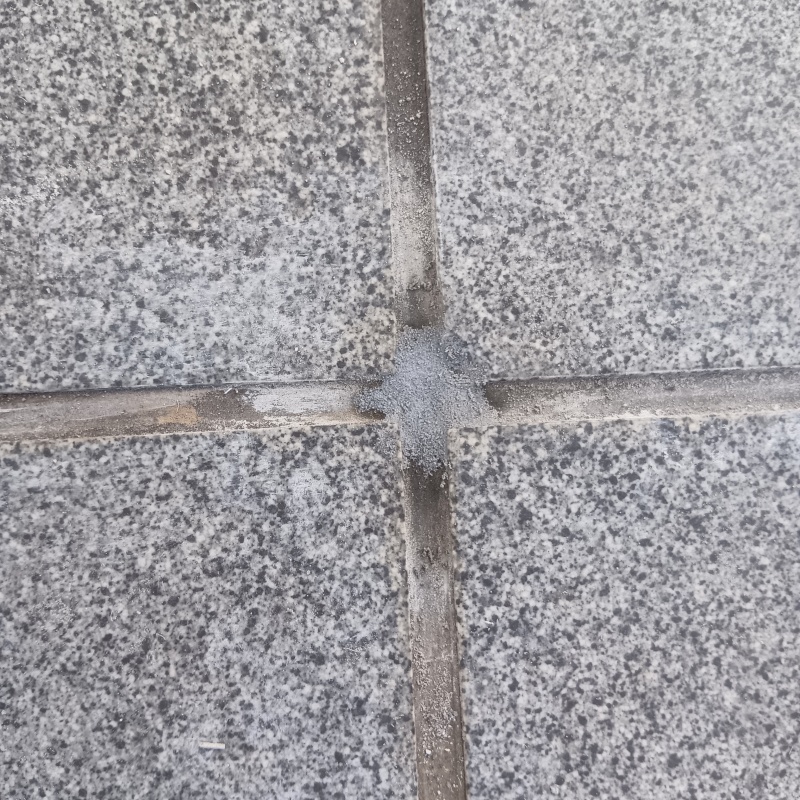 開けた穴をパテで補修