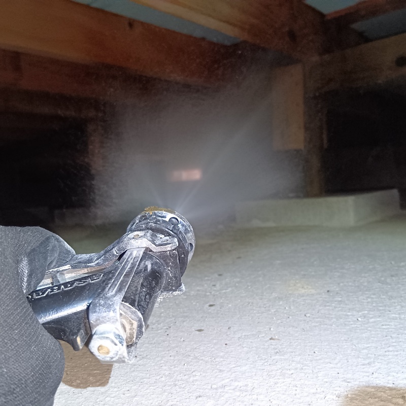 床下木材に防蟻剤を散布