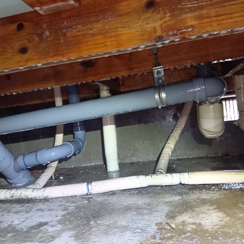 床下木材に防蟻剤を散布したあとの様子