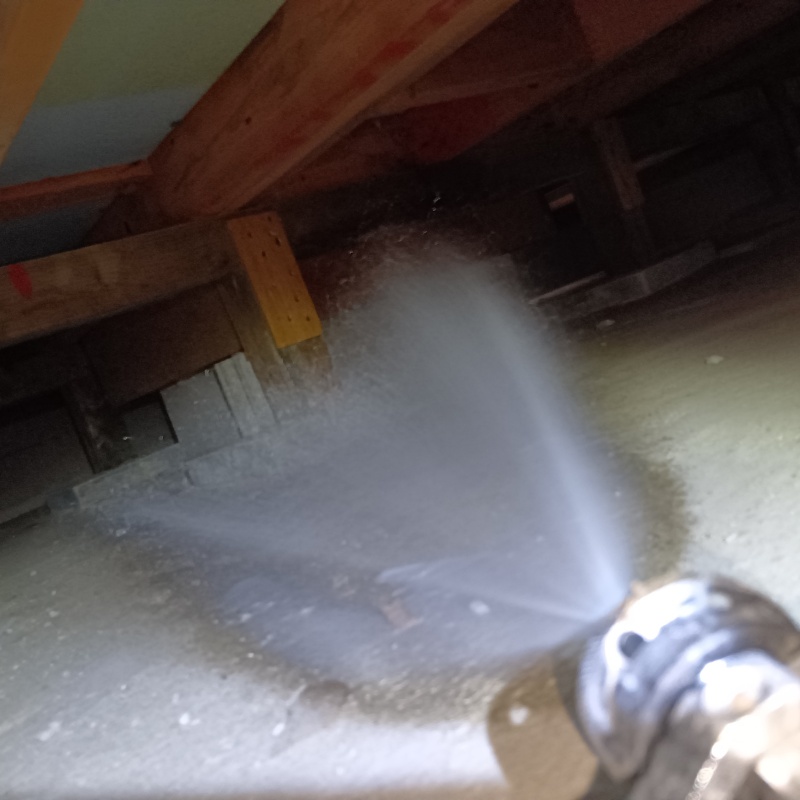 束石まわりに防蟻剤を散布