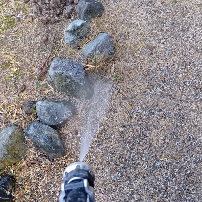 建物外周の土壌に防蟻剤を散布