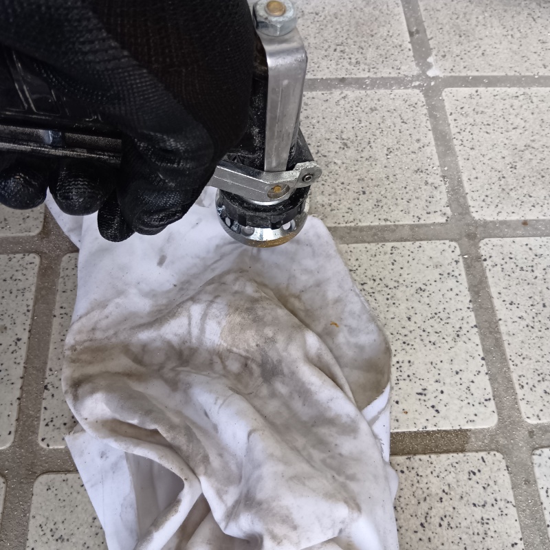 玄関床のタイルの目地から防蟻剤を注入