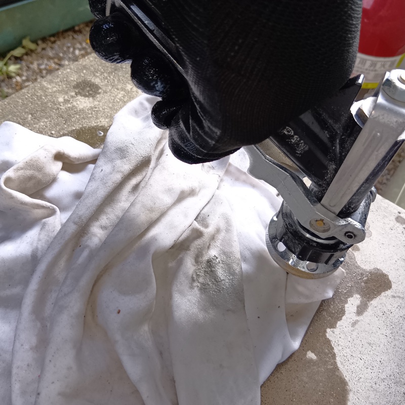 玄関先のコンクリートに穴を開けて防蟻剤を注入