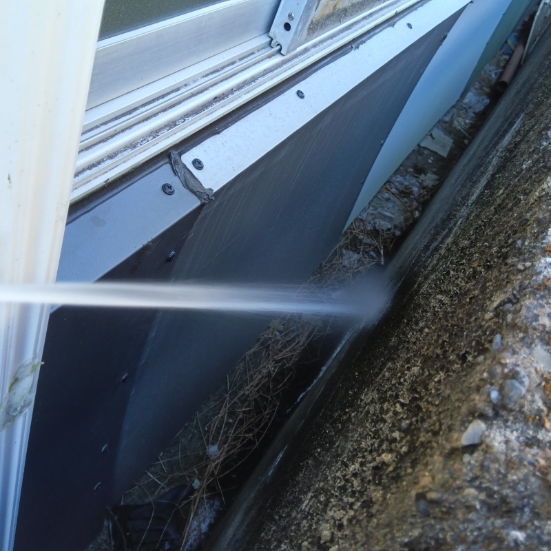 建物外周の土壌にシロアリ駆除剤を散布