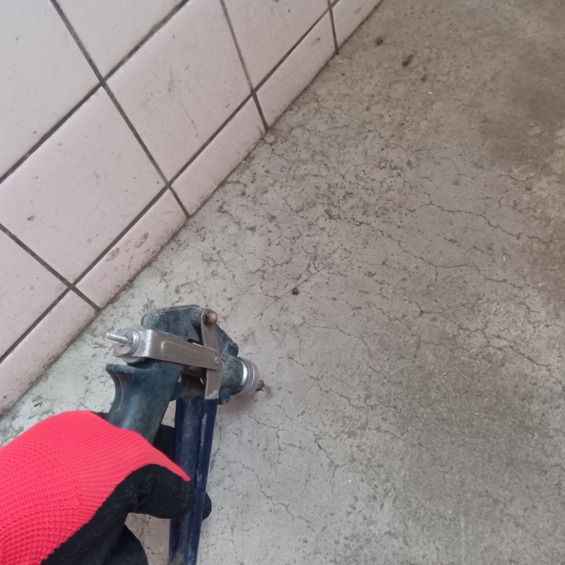 玄関先のコンクリートに穴を開けてシロアリ駆除剤を注入