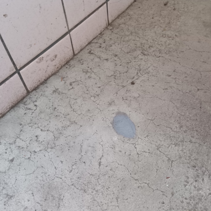 開けた穴をパテで補修