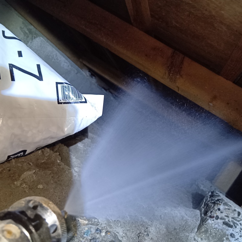 床下木材にシロアリ駆除剤を散布する様子