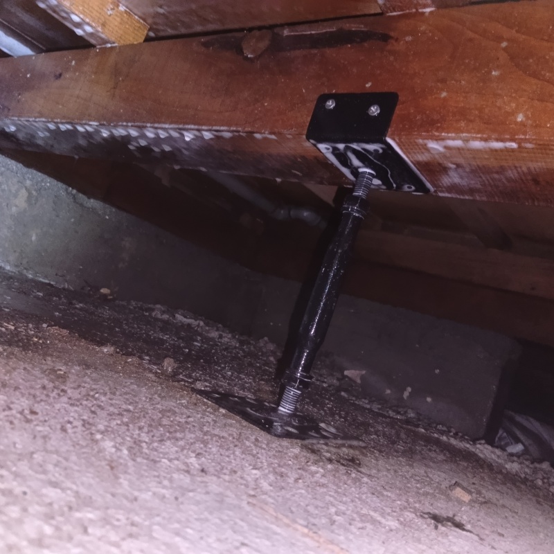 床下木材にシロアリ駆除剤を散布する様子