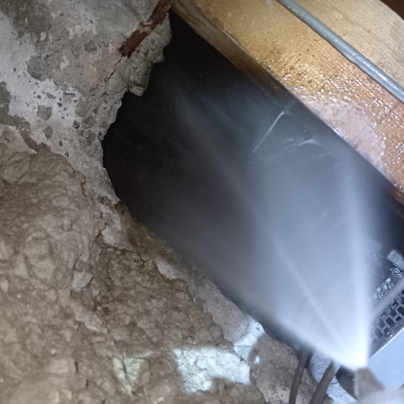 床下の土壌にシロアリ駆除剤を散布