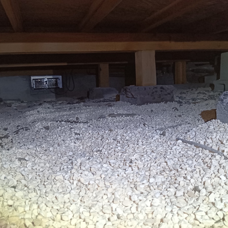 床下に調湿材を敷いている様子