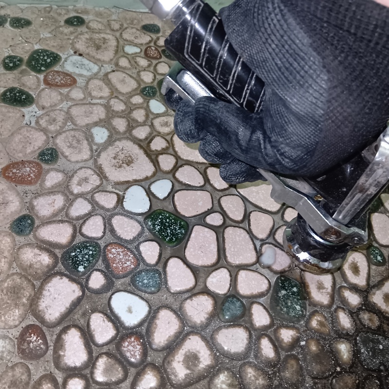 浴室床の目地からシロアリ駆除剤を注入