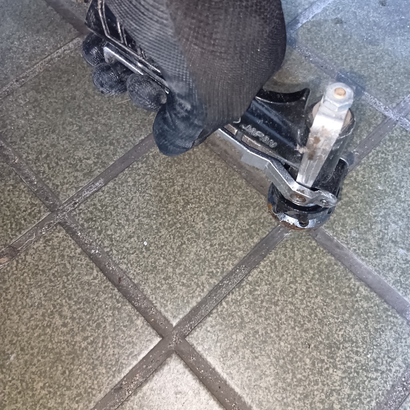 玄関床の目地に穴を開けてシロアリ駆除剤を注入