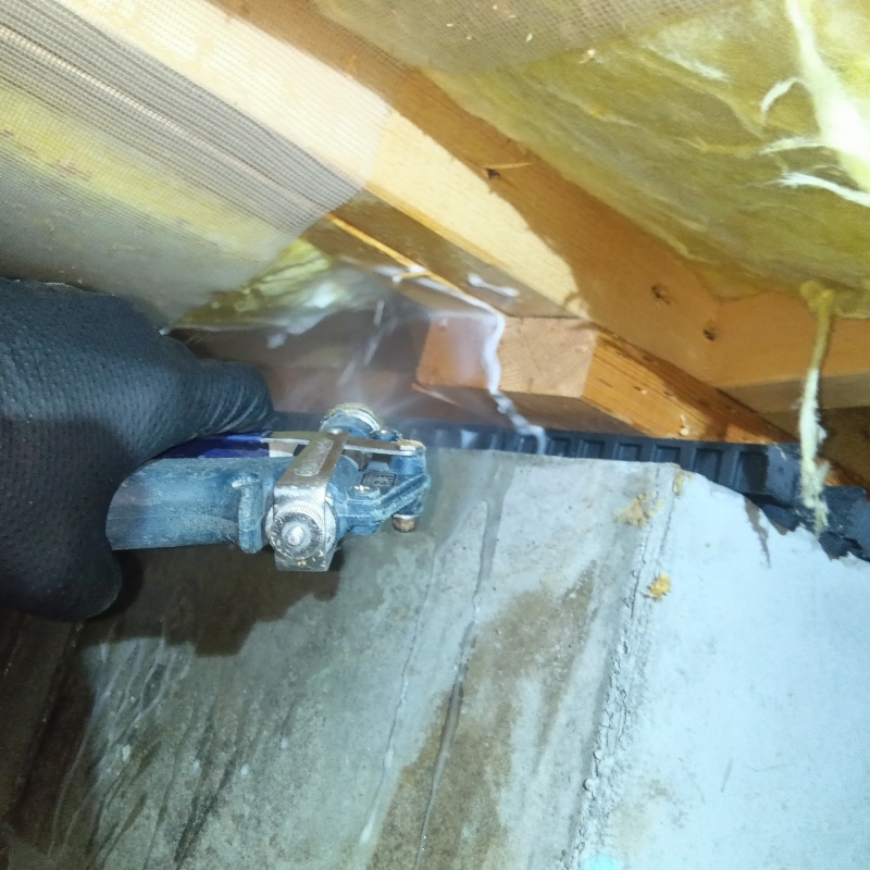 床下木材に防蟻剤を散布