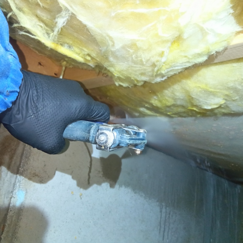 床下断熱材に防蟻剤を吹き付ける様子