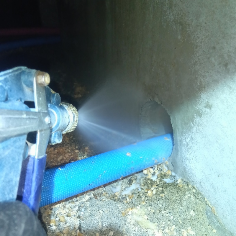 基礎に防蟻剤を散布