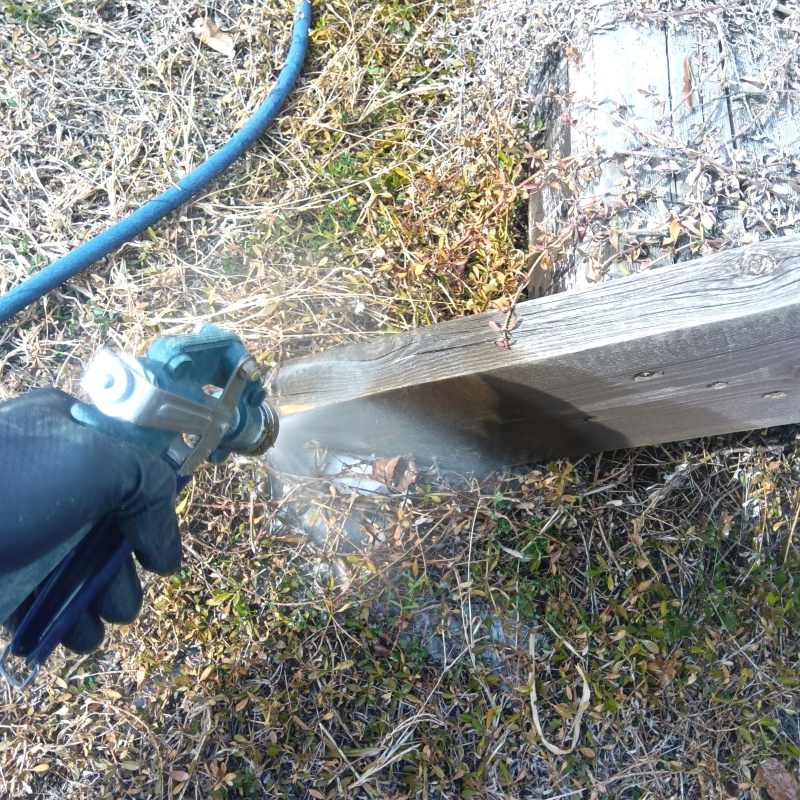 建物外周の土壌に防蟻剤を吹き付ける様子