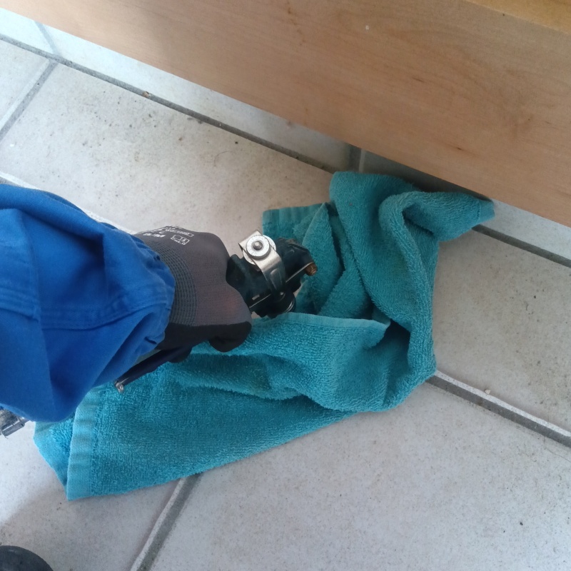 玄関床に穴を開けて防蟻剤を注入