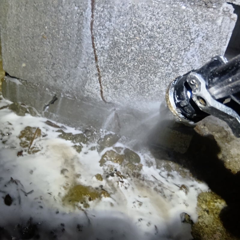 基礎にシロアリ駆除剤を吹き付ける様子