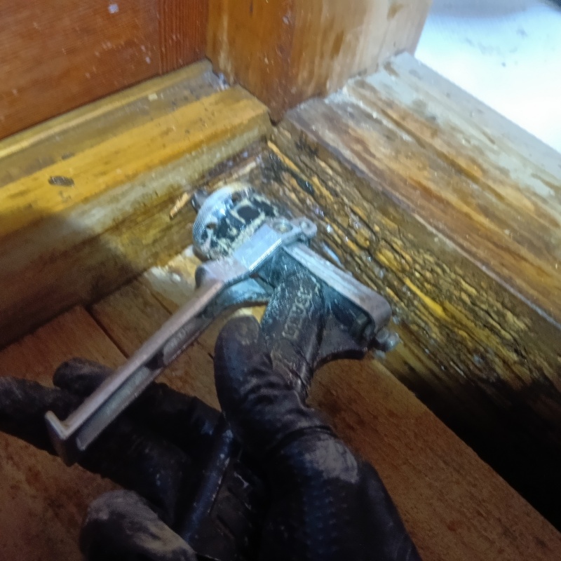 傷んだ木材に穴を開けてシロアリ駆除剤を注入