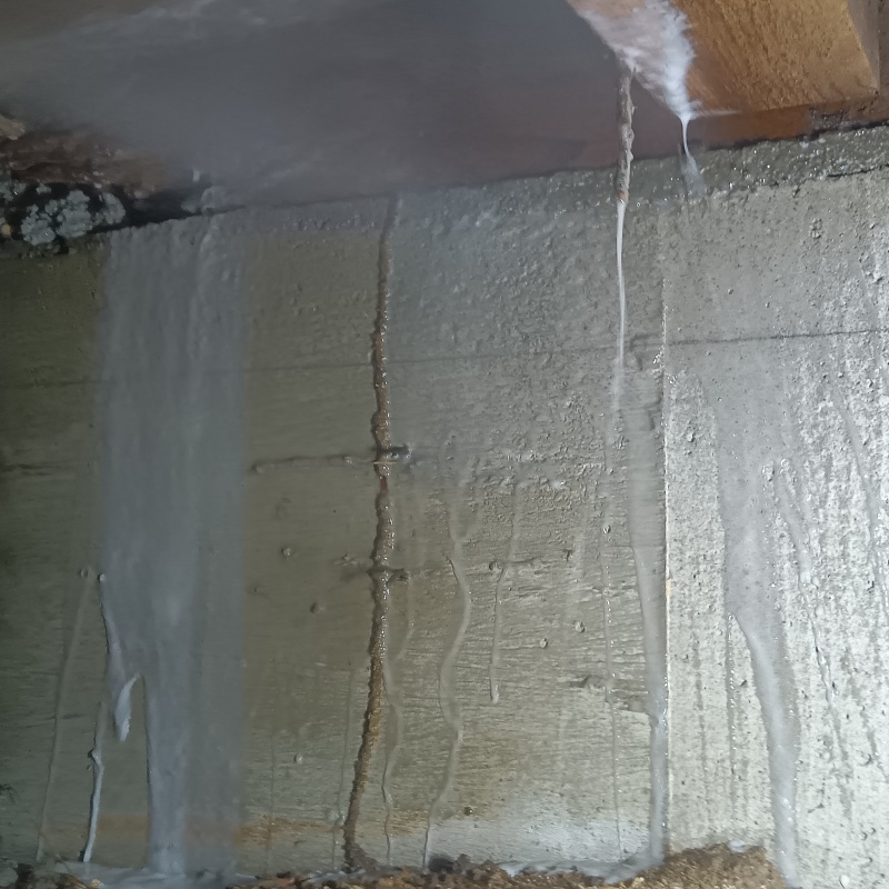 基礎にシロアリ駆除剤を散布