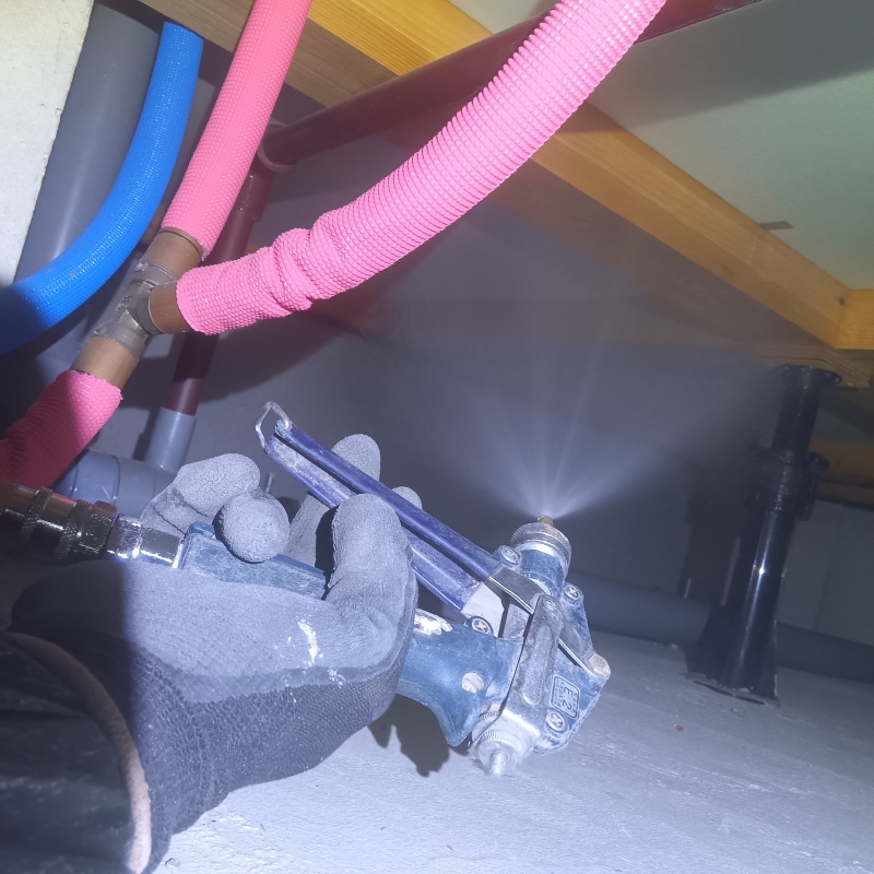 床下木材に防蟻剤を散布している様子