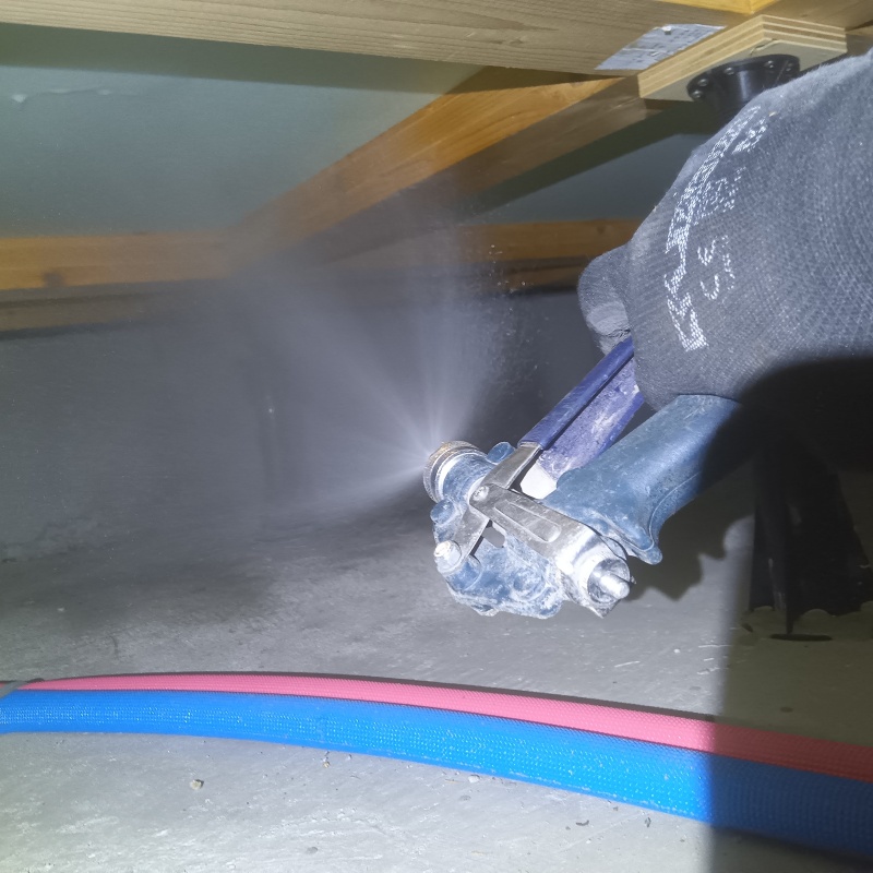 床下断熱材に防蟻剤を吹き付ける様子