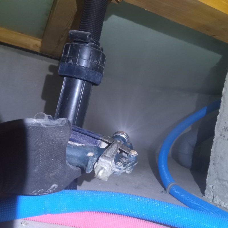 基礎に防蟻剤を吹き付ける様子